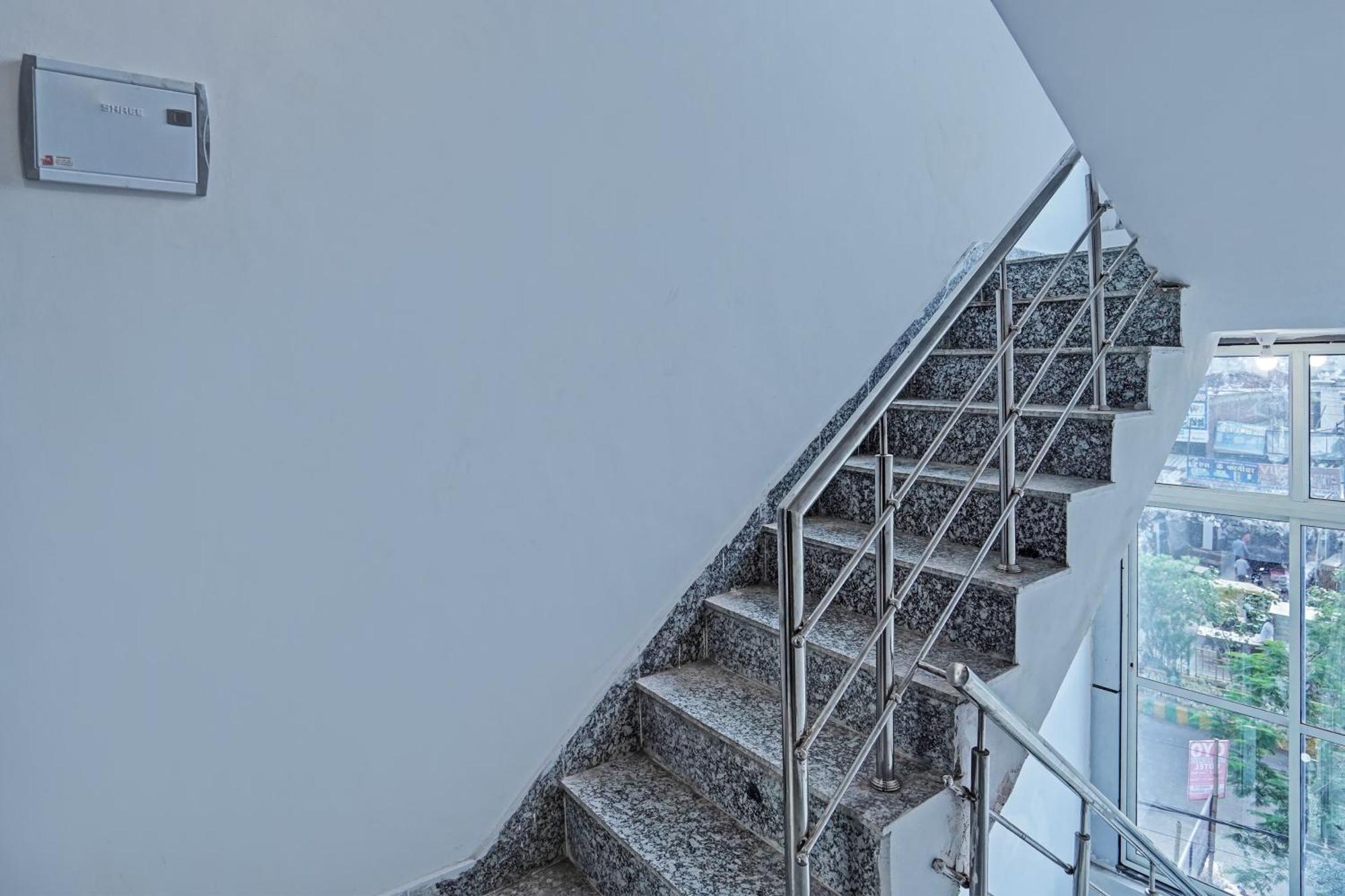 Oyo Flagship Evergreen Tower Hotel Ghaziabad Eksteriør billede